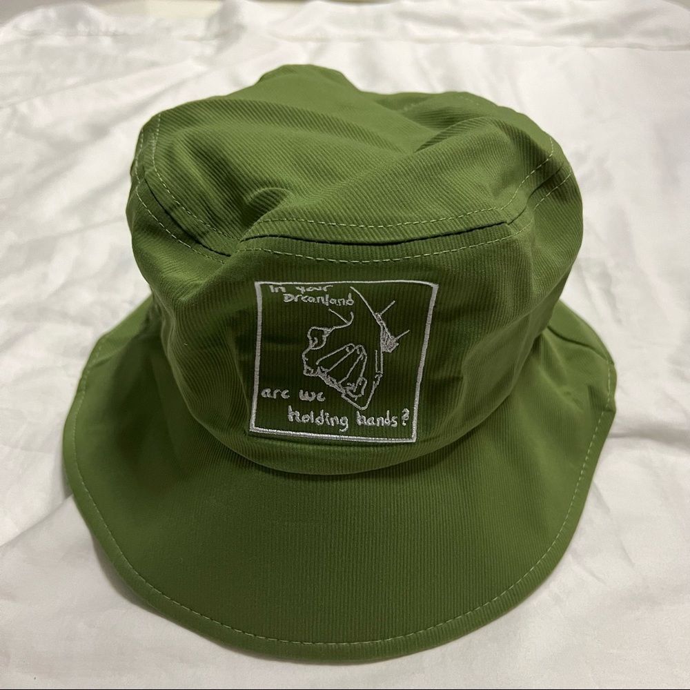 Green embroidered graphic bucket hat